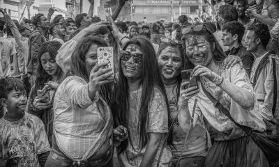 portret Holi festival Kathmandu in zwart-wit