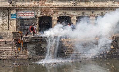 crematie Kathmandu in zwart-wit