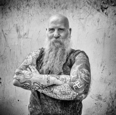 Portret man with tattoos Katkmandu in zwart-wit