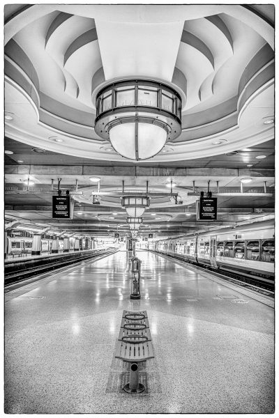 Architectuur station in Londen in zwart-wit