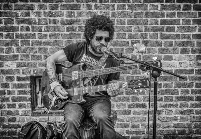 Straatfotografie straat zanger in zwart-wit Londen
