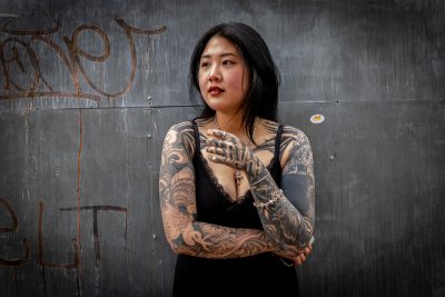 Straatfotografie dame met tattoos Londen