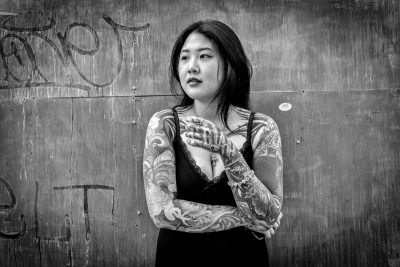 Straatfotografie dame met tattoos Londen in zwart-wit